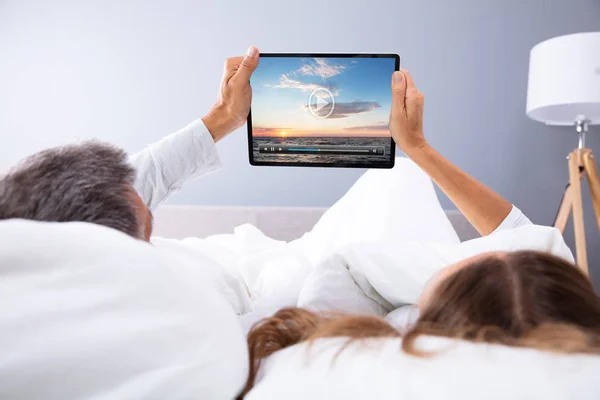 Para Oglądanie Filmu Cyfrowy Tablet Leżąc Łóżku — Zdjęcie stockowe