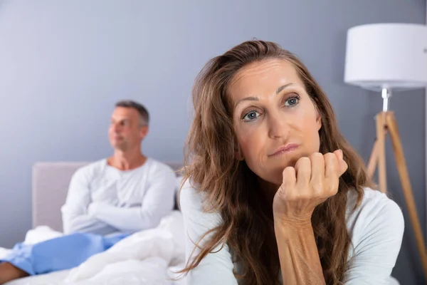 Ongelukkig Volwassen Paar Zittend Bed Slaapkamer — Stockfoto