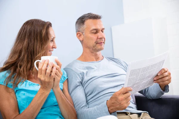 Retrato Feliz Pareja Madura Leyendo Periódico Casa —  Fotos de Stock