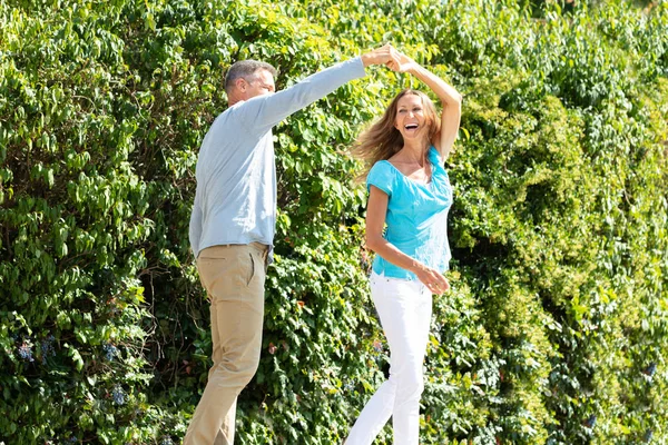 Portret Van Gelukkige Volwassen Paar Dansen Green Park — Stockfoto