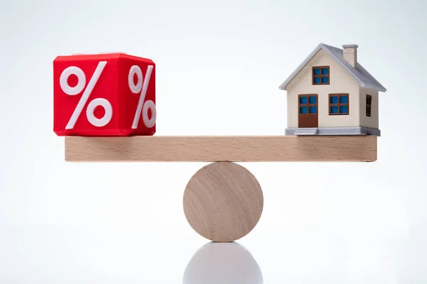 Wippe Zeigt Balance Zwischen Prozentsymbol Und Hausmodell — Stockfoto