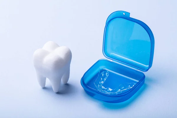 Modelo Dental Branco Protetor Boca Transparente Caso Sobre Superfície Azul — Fotografia de Stock