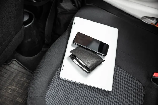 車の座席に携帯電話とノートパソコン — ストック写真