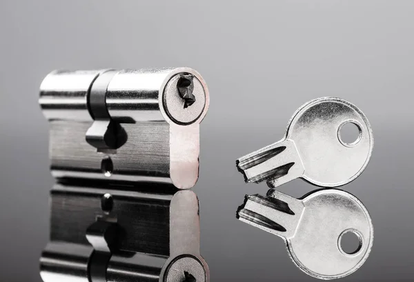 Close Pin Tumbler Cylinder Lock Broken Key Reflective Desk — Stock Photo, Image