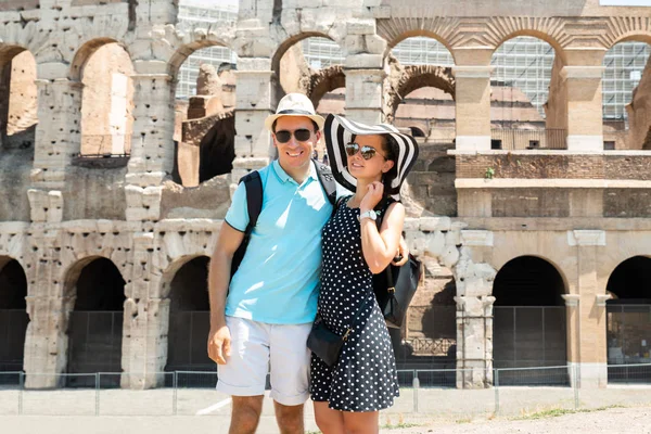 Jovem Casal Turístico Frente Coliseu Roma Itália — Fotografia de Stock