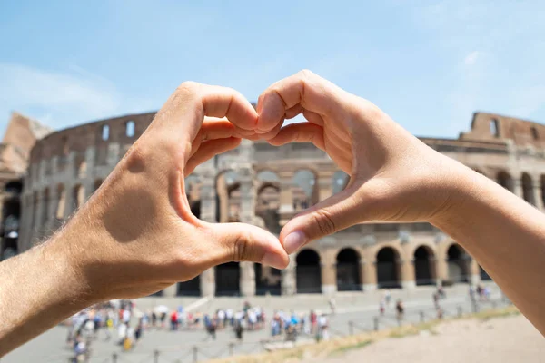 Pár Making Szív Alakú Előtt Colosseum Olaszország — Stock Fotó