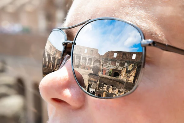Κολοσσαίο Στη Ρώμη Που Αντανακλά Στα Γυαλιά Της Γυναίκας — Φωτογραφία Αρχείου