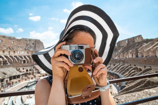 ローマ イタリアのコロッセオの内部で写真を撮る女性 — ストック写真