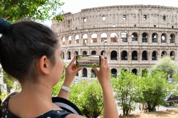 Kvinnan Tar Foto Colosseum Rom Italien — Stockfoto