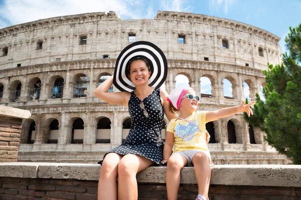 Madre Hija Jóvenes Sentadas Frente Coliseo Roma Italia —  Fotos de Stock