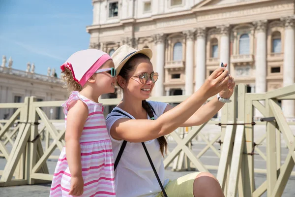 バチカンの聖ペテロ大聖堂の前で娘とセルフィーを撮る女 — ストック写真