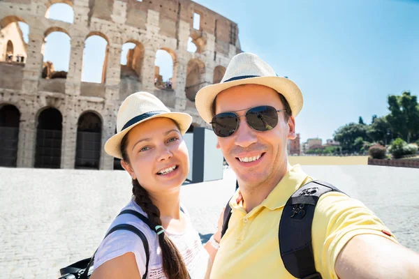 Par Som Tar Selfie Framför Colosseum Rom Italien — Stockfoto