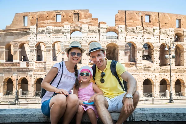 年轻的旅游家庭坐在罗马斗兽场前 意大利 — 图库照片
