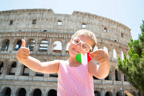 Menina Vestindo Óculos Sol Bandeira Italiana Segurando Coração Mostrando Polegar — Fotografia de Stock