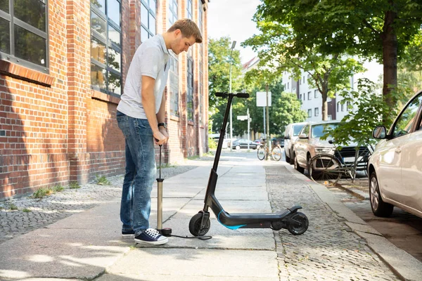 Homem Bombeando Para Pneu Seu Scooter — Fotografia de Stock