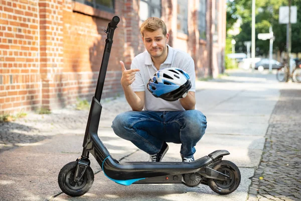 Mann Beschwert Sich Über Helmpflicht Für Scooter — Stockfoto