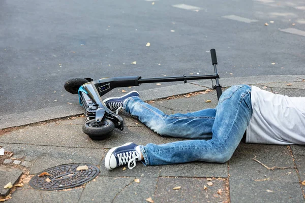 Homem Inconsciente Deitado Rua Concreto Após Acidente Com Scooter Elétrico — Fotografia de Stock