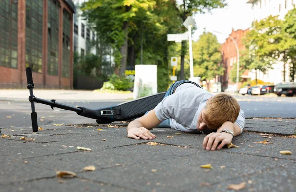 Человек Сознания Лежит Бетонной Улице После Аварии Электроскутере — стоковое фото