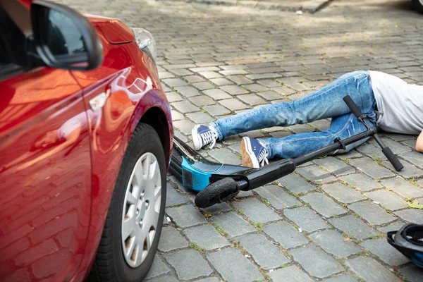 Человек После Аварии Электроскутере Переполнен Автомобилем — стоковое фото