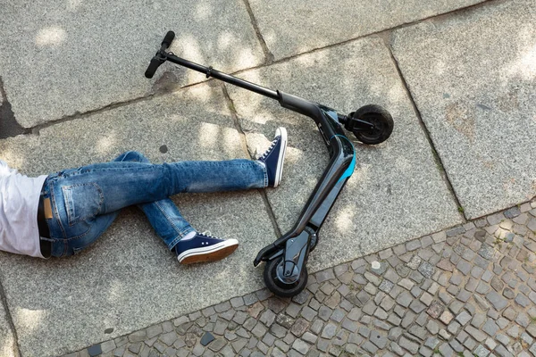 Homem Inconsciente Deitado Rua Concreto Após Acidente Com Scooter Elétrico — Fotografia de Stock