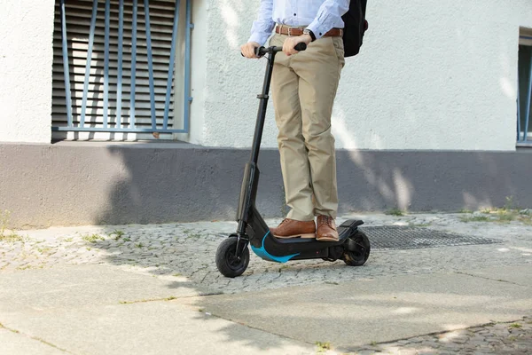 Młody Człowiek Konna Elektryczny Kick Scooter — Zdjęcie stockowe