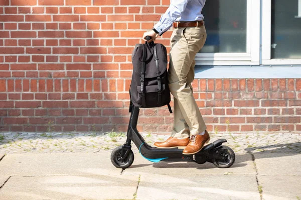 Junger Mann Auf Einem Elektro Tretroller — Stockfoto