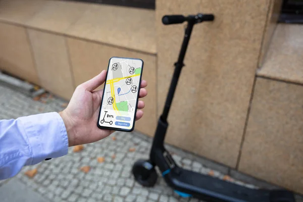 Ung Man Som Använder App För Att Hyra Elektrisk Skoter — Stockfoto