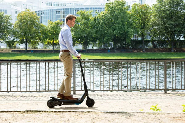 Młody Człowiek Konna Elektryczny Kick Scooter — Zdjęcie stockowe