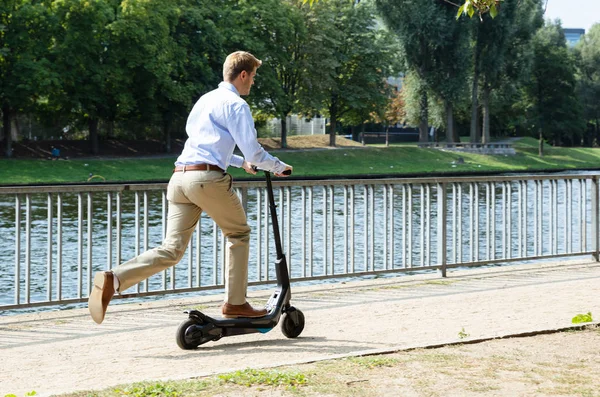 Młody Człowiek Konna Elektryczny Kick Scooter — Zdjęcie stockowe