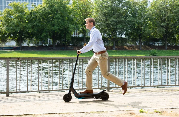 Ung Man Rider Elektrisk Sparkcykel — Stockfoto