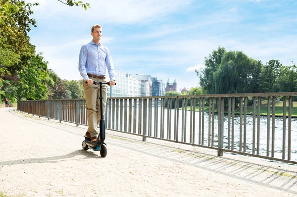 Jovem Homem Equitação Elétrico Pontapé Scooter — Fotografia de Stock