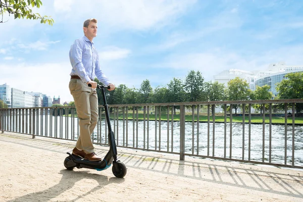 Jonge Man Rijden Een Elektrische Kick Scooter — Stockfoto