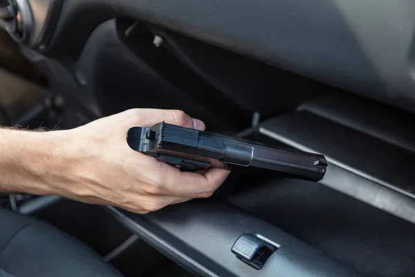 Fahrer Entwendet Handfeuerwaffe Aus Handschuhfach Auto — Stockfoto