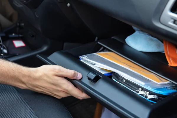 Driver Mão Abertura Glovebox Compartimento Dentro Carro — Fotografia de Stock