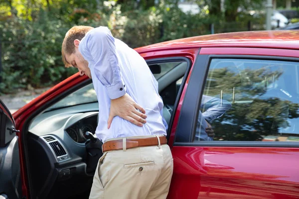 Fahrer Steht Mit Rückenschmerzen Nach Autofahrt — Stockfoto
