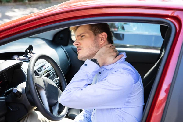 Chauffeur Debout Ayant Mal Cou Après Avoir Conduit Une Voiture — Photo