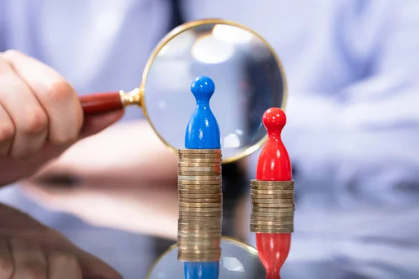 Man Zoek Met Vergrootglas Twee Munt Stapels Loonkloof Tussen Mannen — Stockfoto