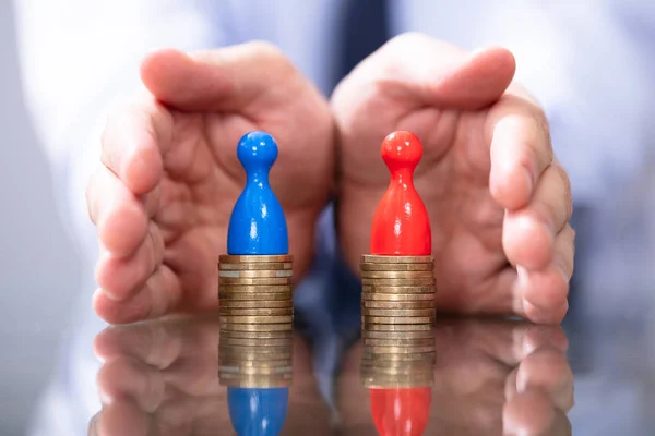 Man Protececting Coin Stacks Igualdade Remuneração Entre Homens Mulheres — Fotografia de Stock