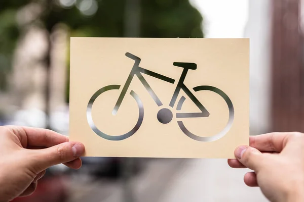 Mãos Segurando Papel Com Recorte Bicicleta Livre — Fotografia de Stock