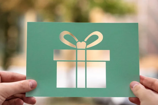 Mãos Segurando Papel Com Recorte Presente Livre — Fotografia de Stock