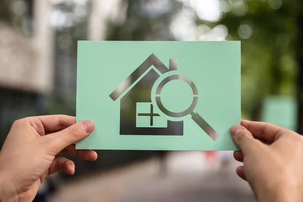 Manos Sosteniendo Papel Con Casa Recorte Loupe Aire Libre — Foto de Stock