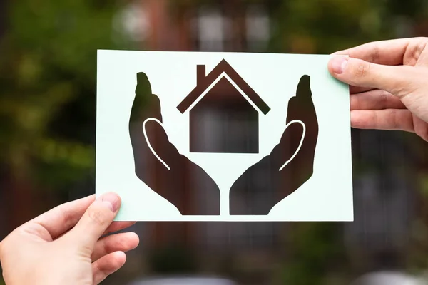 Manos Sosteniendo Papel Con Las Manos Recortadas Protegiendo Casa Aire — Foto de Stock