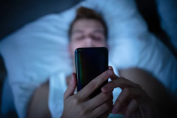 Adam Cep Telefonu Gece Yatakta — Stok fotoğraf