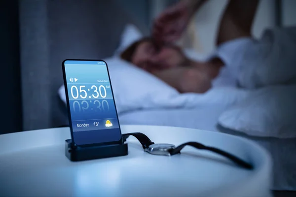 Adam Evdeki Cep Telefonunda Alarmla Uyanıyor — Stok fotoğraf