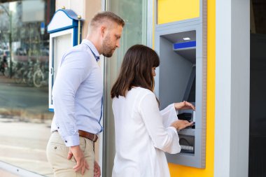 Kadın para çekmek için ATM kullanırken Erkek Pin Kodu İçin Casusluk Yapıyor