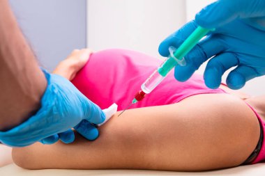 Klinikte Yatakta Yatan Genç Hamile Kadın 'ın Yakın Çekimi