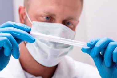Erkek Doktor Buccal Pamuk Temizleme ve Test Tüpü DNA Toplamaya Hazır