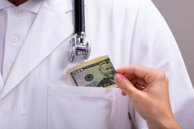 Klinikte Rüşvet Olarak Bir Dolarlık Banknot Alan Tıbbi Erkek Doktorun Yakın Çekimi