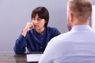 Ofiste mülakatta oturan düşünceli iş kadını.