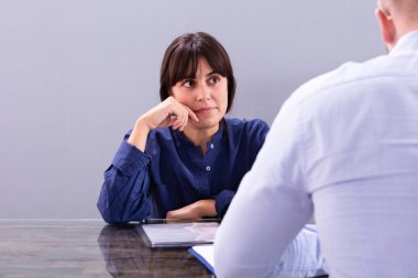 Ofiste mülakatta oturan düşünceli iş kadını.